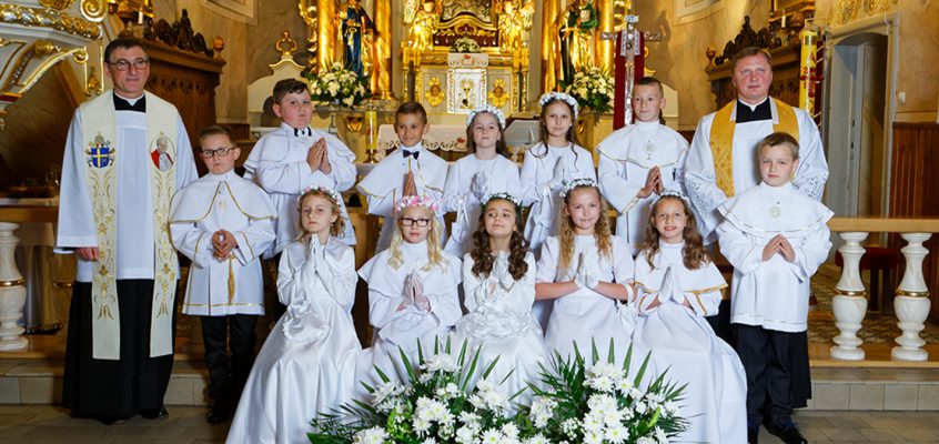 Dwanaścioro uczniów na wzór Dwunastu Apostołów – Pierwsza Komunia Święta w Rzykach.